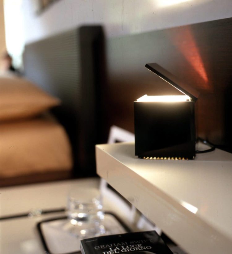Cuboluce: Super Convenient Table Lamp from 1972, still trendy