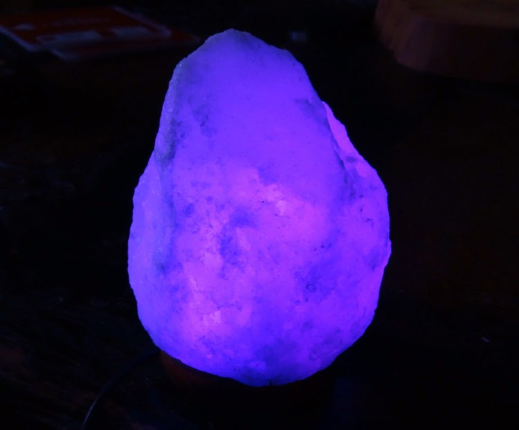 salt lamp that changes colors